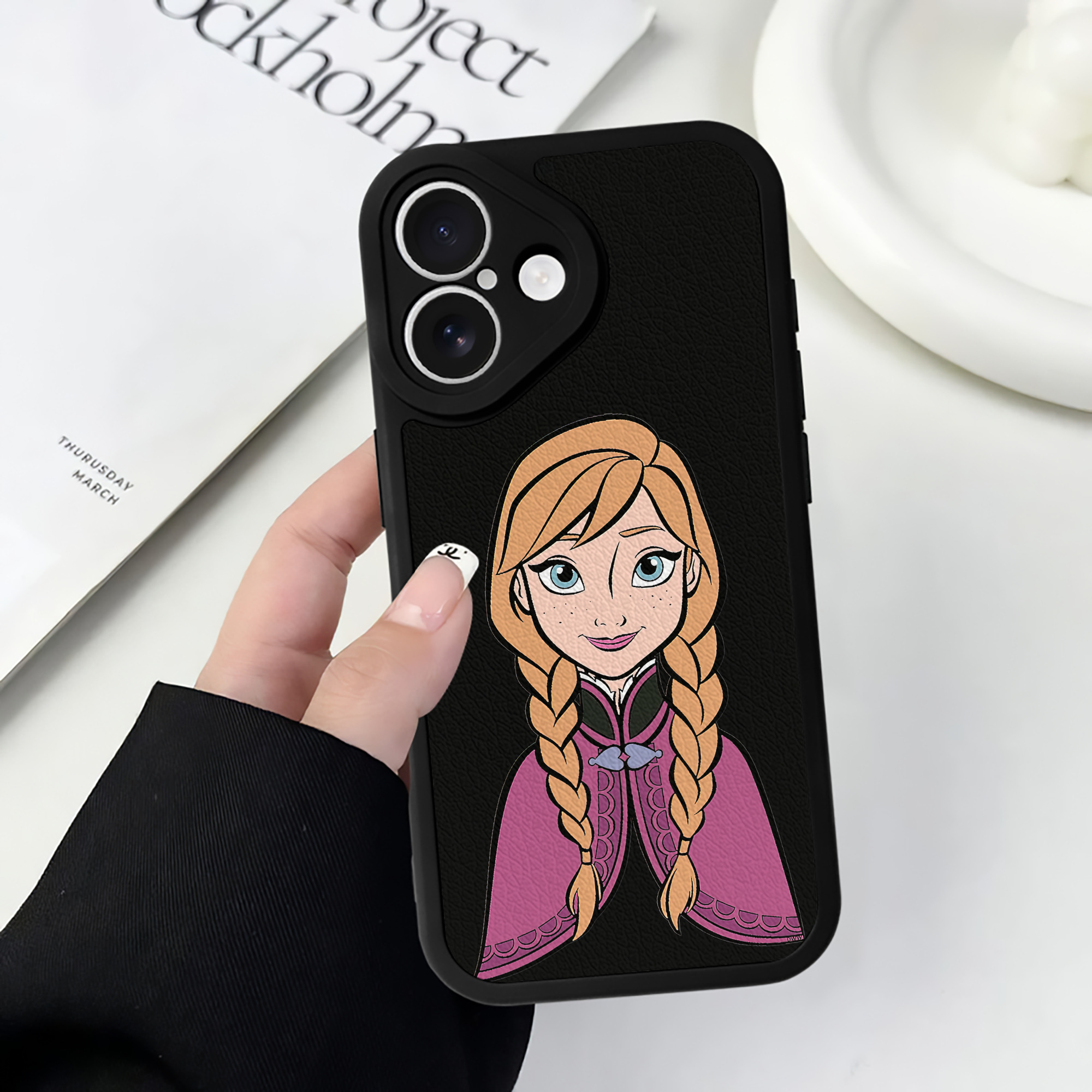 （画像用） アナと雪の女王 アンナ エルサ Frozen Anna Elsa 【iPhone 16シリーズ対応】シリコンスマホケース（レザー調） 材質：シリコン